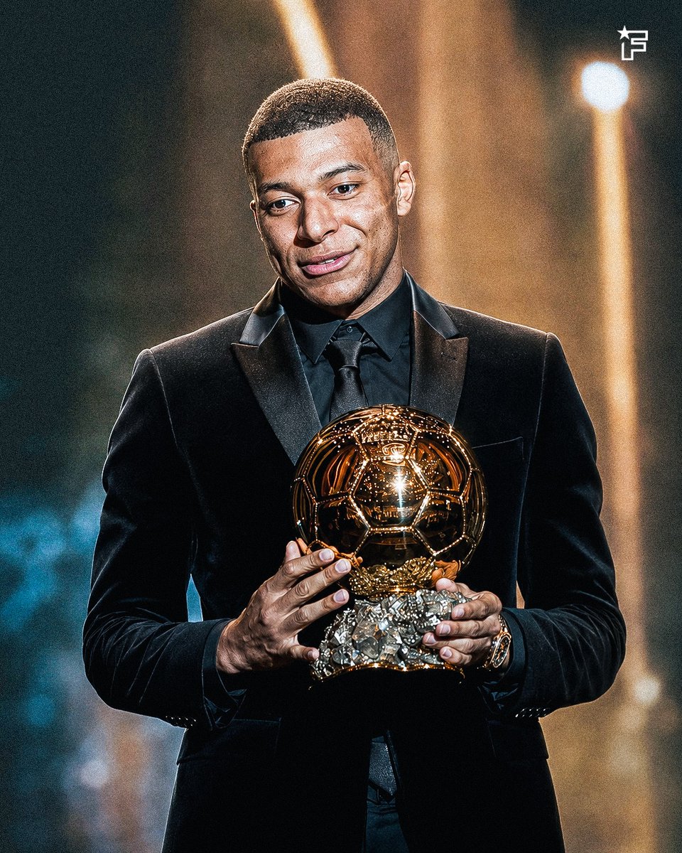footmercato's tweet photo. LE BALLON D’OR 2026 EST ENCORE POSSIBLE POUR KYLIAN MBAPPÉ ! 🇫🇷⚡

Vous pensiez que c'était plié ? Detrompez-vous ! Selon le journal L'Équipe, réaliser une saison blanche n'a jamais empêché les plus grands de soulever le Graal individuel. 

La preuve par l'histoire :
🇵🇹 Cristiano Ronaldo (2013) : Sacré Ballon d’Or avec 0 trophée collectif au compteur.
🇵🇹 Luis Figo (2000) : Élu meilleur joueur du monde malgré une saison sans titre lors d'une année d'Euro.
🇩🇪 Gerd Müller (1970) : Ballon d’Or après avoir planté 10 buts en Coupe du Monde (coucou Kylian 😉), sans même jouer la finale et avec une saison blanche en club.

👉 Alors, vous y croyez encore pour Mbappé ou c'est mort selon vous ? 👀