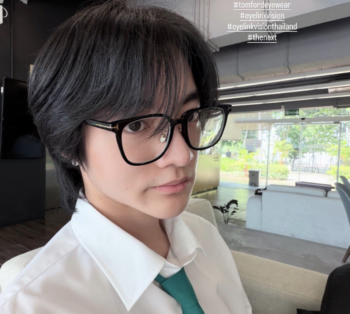 ohmyreeonn's tweet photo. หนุ่มตี๋ใส่แว่นที่จริงใจ 🐯🤍 
แว่นนี้ส่งลุคสุด ๆ จากหล่ออยู่แล้ว กลายเป็นหล่อคูณสิบ✨
ใส่บ่อย ๆ ได้มั้ย คนทางนี้ใจไม่ไหวแล้ว 🫶🏻
มีใครชอบรีออนลุคนี้เหมือนกันบ้าง ยกมือหน่อย! 🤍🙋🏻‍♀️

#reeonn #รีออน https://t.co/e4mr944hvg