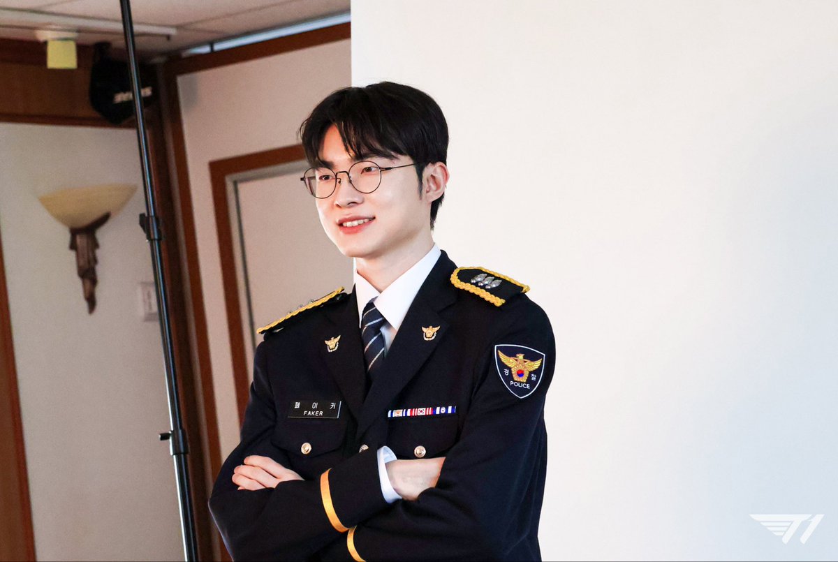 T1LoL's tweet photo. 'Faker' 선수가 명예 경찰로 위촉되어, 청소년 사이버도박 자진신고 홍보대사로 활동하게 되었습니다!
오늘도 선한 영향력을 이어나가는 'Faker' 선수에게 응원의 말을 보내주세요!
사이버 도박은 게임이 아닙니다.🤫

'Faker' has been appointed as an Honorary Police Officer and Youth Cyber Gambling Awareness Ambassador!
Please send your warm support as he continues to spread positive influence!
Cyber gambling is NOT a game. 🤫

#TogetherAs1