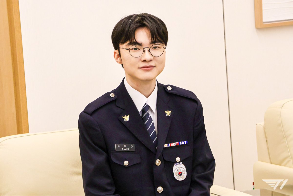 T1LoL's tweet photo. 'Faker' 선수가 명예 경찰로 위촉되어, 청소년 사이버도박 자진신고 홍보대사로 활동하게 되었습니다!
오늘도 선한 영향력을 이어나가는 'Faker' 선수에게 응원의 말을 보내주세요!
사이버 도박은 게임이 아닙니다.🤫

'Faker' has been appointed as an Honorary Police Officer and Youth Cyber Gambling Awareness Ambassador!
Please send your warm support as he continues to spread positive influence!
Cyber gambling is NOT a game. 🤫

#TogetherAs1