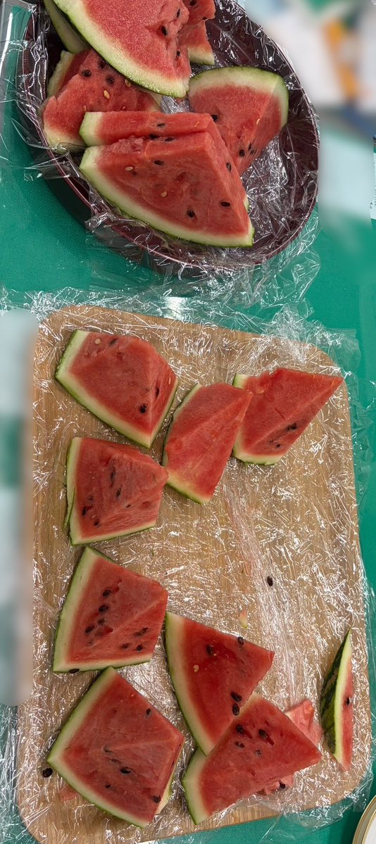 Cha_chamaru05's tweet photo. 先輩が持ってきてきてくれて
会社でスイカパーティー🍉😆笑

めちゃ甘くて美味しかったし
みっちゃんきょーちゃんが
前にスイカ食べとったショート
思い出して見返しながら
一人ウキウキでした🤭💓笑笑

ちょろらばできたから
先輩により感謝✨️😂

#おにラブ https://t.co/eH71Ync6kM