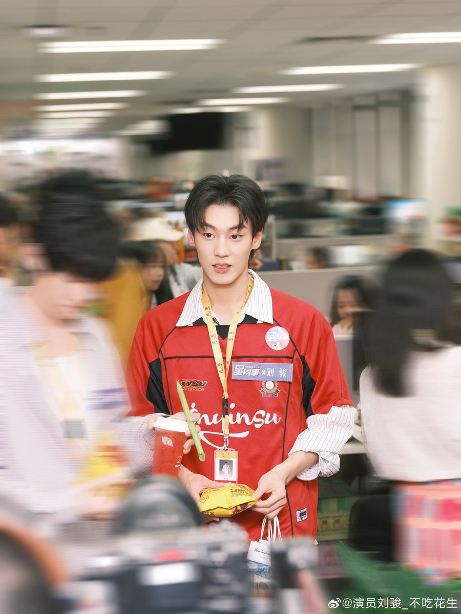liujun0505's tweet photo. 220726 @演员刘骏_不吃花生

🦊กับพวกเขา 👶⚽️

#หลิวจวิ้น #LiuJun #RoadToSuccess https://t.co/1ICDnKK5at