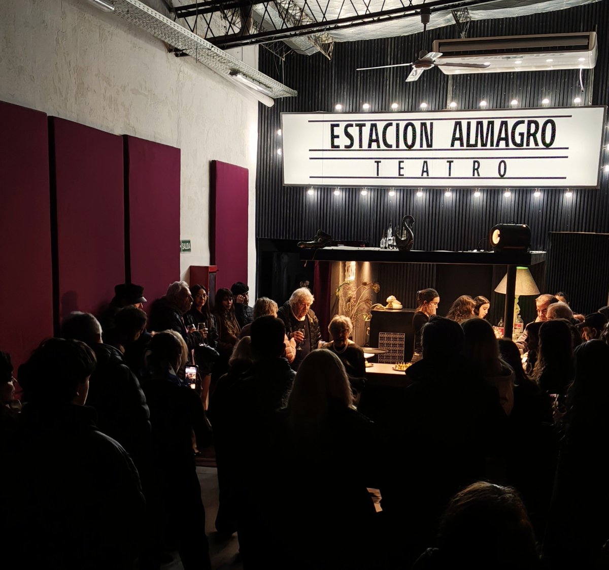 diegoberardogc's tweet photo. UN NUEVO TEATRO NACE EN LA CIUDAD

Hay noticias que hacen mejor a una ciudad. Esta es una de ellas.

Un nuevo teatro abre sus puertas en Buenos Aires, y eso es motivo de celebración para quienes creemos que la cultura es uno de los lugares donde una comunidad se reconoce, se abraza y encuentra nuevas maneras de imaginar el futuro.

Cada teatro que nace es mucho más que una sala. Es una luz que se enciende en el corazón de un barrio. Es un escenario donde artistas, directoras, directores, técnicas, técnicos y trabajadoras y trabajadores de la cultura vuelven a encontrarse para crear belleza, hacernos pensar, emocionarnos y recordarnos que nunca dejamos de necesitar las historias.

Teatro Estación Almagro es el sueño de una familia que ama profundamente la escena y que decidió convertir ese sueño en un lugar para todos. Un espacio abierto al encuentro, a la creación y a la emoción compartida.

Desde hoy, esta nueva estación espera a quienes quieran dejarse sorprender. A quienes disfrutan del teatro y también a quienes hace tiempo no entran a una sala. Porque siempre hay una obra capaz de conmovernos, una historia que nos representa y un aplauso que nos reúne.

Vengan. Crucen sus puertas. Habiten este escenario desde la platea. Hagan suyo este nuevo espacio.

Que nunca falten teatros que enciendan una luz en la ciudad. Ni artistas que la mantengan viva. Ni público dispuesto a emocionarse. Porque es allí, en ese encuentro irrepetible entre quienes crean y quienes vienen a compartir esa creación, donde la cultura vuelve a recordarnos quiénes somos y todo lo que todavía podemos llegar a ser.

Que nunca falten estaciones donde el arte nos reúna. Lugares donde las historias nos encuentren y nosotros podamos encontrarnos en ellas. Porque mientras exista ese encuentro, la cultura seguirá cambiándonos la vida.

Nos vemos en Teatro Estación Almagro.
