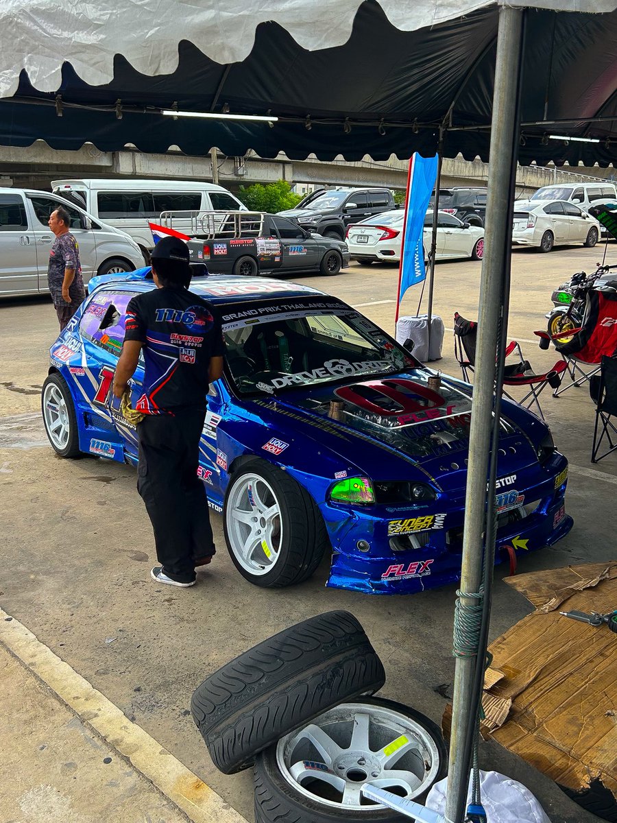 ereonooooooooor's tweet photo. あ、あともっとも衝撃受けたのがこの車。

EG6に見えるけど、中身はS13フレームにS14のメンバー、エンジンは3UZにツインターボで常時650馬力とかいうバケモン😃

ここのオーナーがすごく気さくな人でとっても仲良くなれたのでタイに移住したい🇹🇭

この車に装着されてる部品は全てタイ製だそうです。 https://t.co/YuGOFI4htf