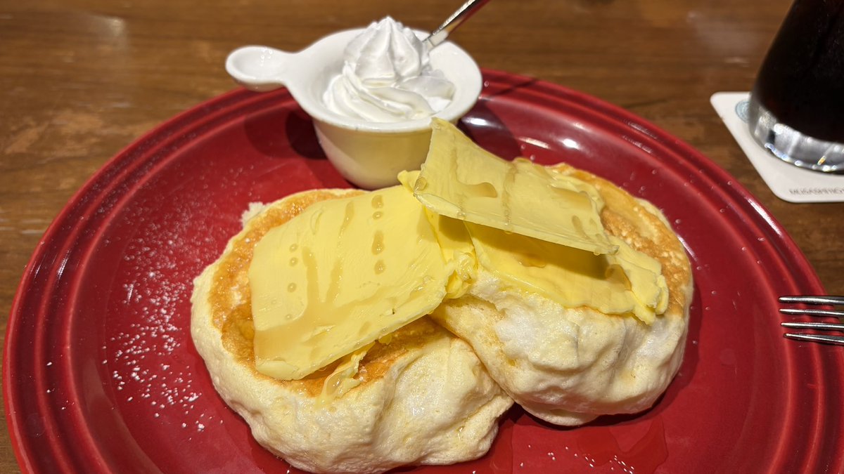 harumon17's tweet photo. 店の前通るたびに気になってた削りバターのパンケーキ！
やっとたべにこれたぁぁ！！！

パンケーキ1枚目→バター多い！うまい！

パンケーキ2枚目→バター重い……生クリームトッピング要らなかった……

胸焼けがひどい……これが歳か https://t.co/ALm9gZVZXP