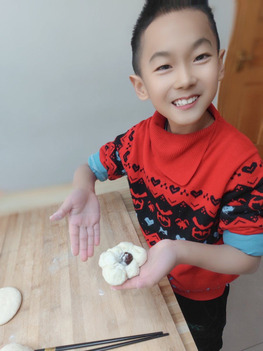 gannon_tanner's tweet photo. [Today’s highlight: baking cookies with my messy little chef —flour everywhere, but the laughter’s all the sweet topping we need!]， https://t.co/kzJ8Dbm5uk