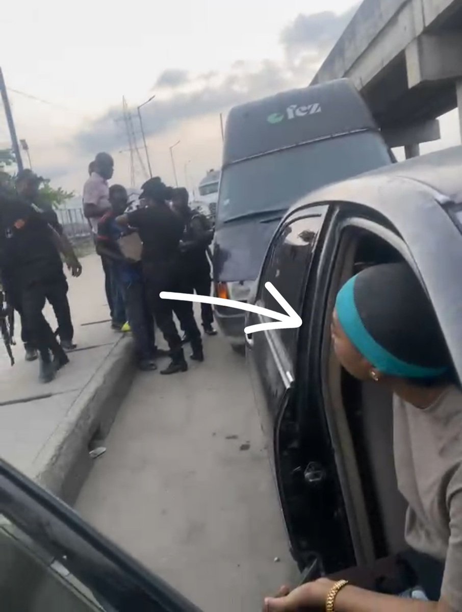 ikecosmas's tweet photo. The lady in the image(sitting in the victim's car), below, is the POS lady that they use to collect money from people.

NOTE: He made a clear video of them. when they realised, they made him delete it. And also took his phone to search it.

This criminality has to stop.

@PoliceNG_CRU
@TunjiDisu1
@CspIniedu
@SPAwuFidelisJ

@TunjiDisu1 @UNDPNigeria @UNDP @AmnestyNigeria @ARISEtv @BBCWorld @channelstv  @segalink @HarrisonBbi18 @PoliceNG_CRU @9jaintelligence @SeplatEnergy @heisrema @burnaboy @davido @Wizarab10 @SirLeoBDasilva