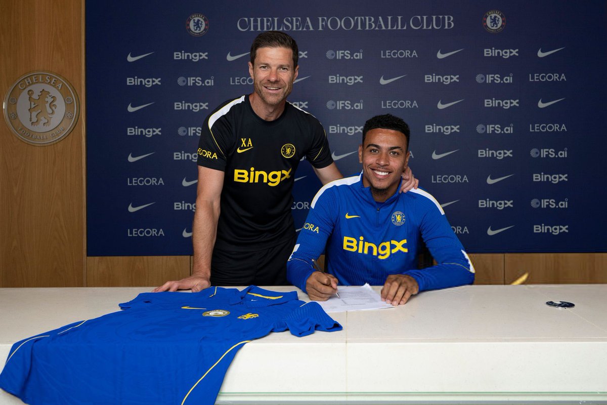 CFC_1905_310's tweet photo. 🚨🔵🏴󠁧󠁢󠁥󠁮󠁧󠁿モーガン・ロジャース(23歳)がチェルシー移籍を決意した理由：

・ロジャースは、シャビ・アロンソと電話を終えた後、「この人は本物だ」と感じた。また、アロンソが自身の獲得を非常に熱意を持って望んでいることにも強い印象を受けた

・ロジャースは、アーセナルよりもチェルシーから強く必要とされていると感じた。チェルシーは「君こそ我々が求める選手だ」という姿勢を明確に示した一方で、アーセナルはロジャースだけでなく他にも補強候補を抱えていた

・チェルシーはロジャースに対し、「君がクラブを再び成功へ導く一員になれる」と説明し、その考え方にロジャースは魅力を感じた。一方、アーセナルはすでにリーグ優勝を果たしていたため、そこで自身が与えられるインパクトはチェルシーとは異なると考えた

・ロジャースは、チェルシーというクラブの歴史にも惹かれており、コール・パーマーとリース・ジェームズにも話を聞いた

・チェルシーはロジャースに対し、1つのポジションに限定せず、複数のポジションで起用する考えを伝え、それがロジャースの気に入った。一方、アーセナルは主に左ウイングとして起用する構想を示していた。【@MaxFSport via @TheAthleticFC】