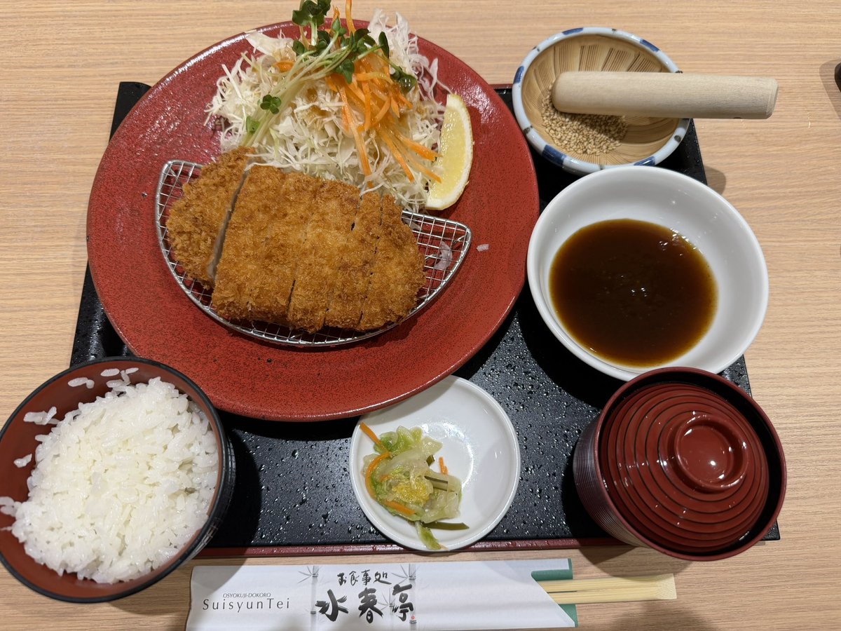 HikaPy_NEXZ920's tweet photo. コメント読んでくれてありがとう🥹💛
岩盤浴きててリアネクみたらご飯食べようと思ってたのでおすすめしてくれたとんかつを早速食べてる😂w https://t.co/1HXz3uxWZC