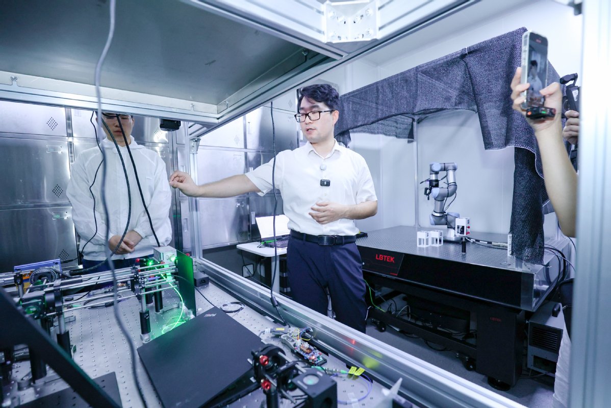 budimandjatmiko's tweet photo. China adalah yg terdepan teknologinya &amp; bersaing dgn AS spt dalam kasus Qiushi Engine (Zhejiang University) &amp; Claude (Anthropic) ini. AS juga mendirikan Pax Silica utk #KerjasamaAI &amp; pengembangan material2 baru utk AI &amp; semikonduktor https://t.co/oOmqEiPEbn https://t.co/igHeUe24Eb