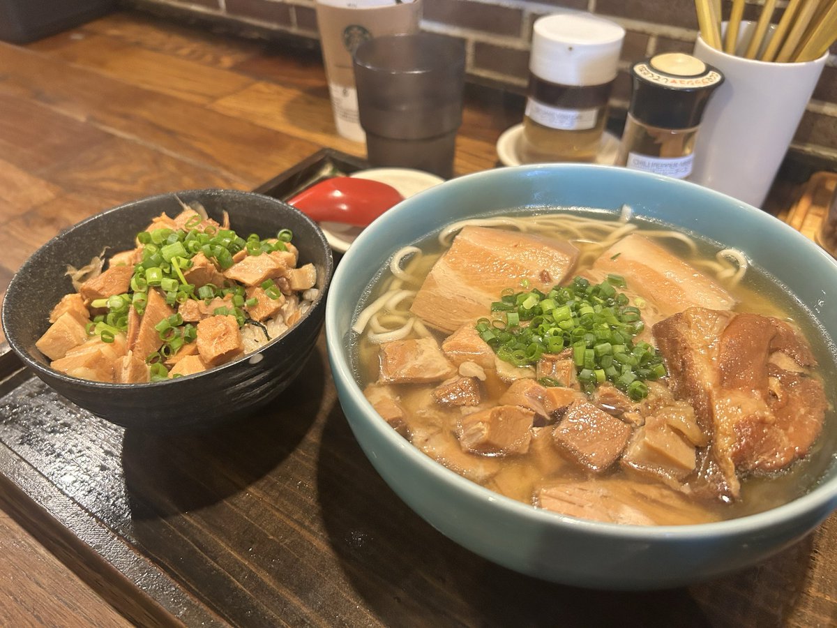 ymth685's tweet photo. お昼は創作系沖縄そばで人気のエイブンさんへ😊
沖縄そば独特のポソポソした麺ではなくツルツルののどごしのいい麺🍜
美味しかった〜😋 https://t.co/27X6jbmyBB
