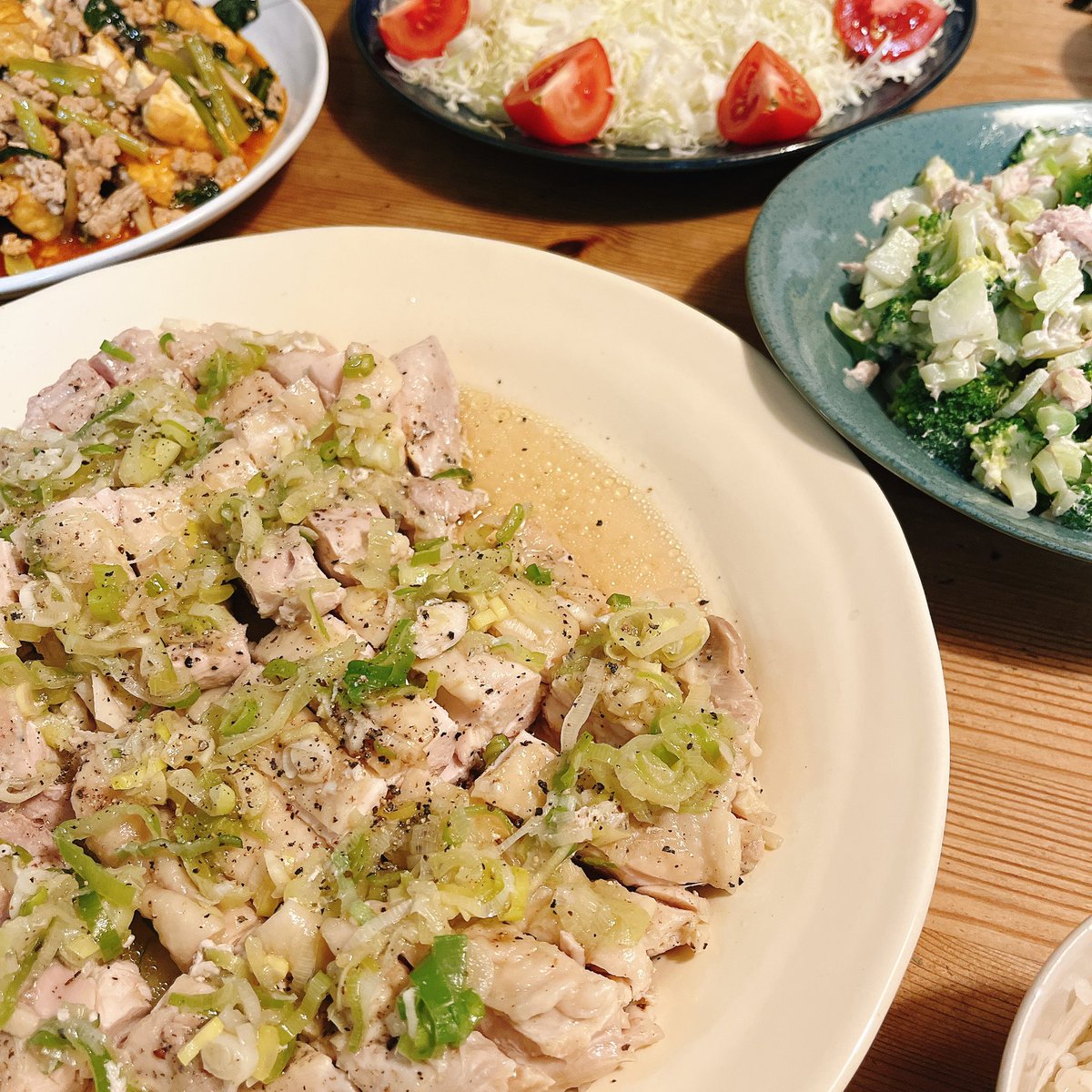 erico_jin's tweet photo. 義実家でチンして作ってきてもらったネギ塩チキンがこちら🐔鶏肉と調味料を耐熱容器に入れてチンするだけなので、暑い夏は火使わず作れるから特におすすめ☝️ちなみに私は食べない(肉苦手)ので味はわかりませーん😝 https://t.co/9IS29pYzs6
