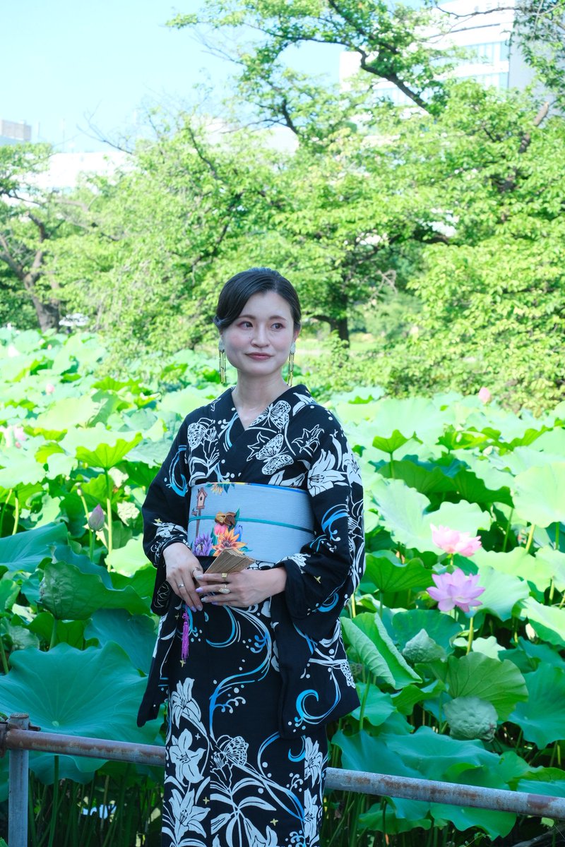 ハセガワ・アヤさんの #ばらいろ浴衣 はほんと青空や夏の景色に合うな