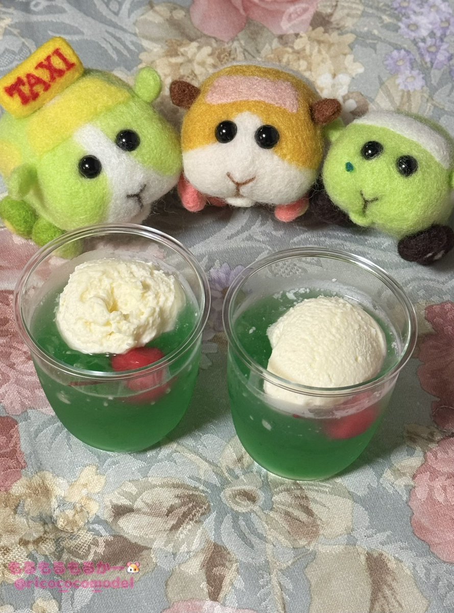 rico_coco_model's tweet photo. 🐹モルカー×スイーツ💚
パステルのクリームソーダゼリー💚

「可愛いプイ❣️」
「爽やかな色合いプイね✨」

メロンソーダ風味のゼリーとバニラムース、
美味しい😋💚🍨
暑い日だったけれど、ちめたいスイーツで
リフレッシュできたね💓

#モルカー
#モルカーファンアート https://t.co/gj7ouq3Y8F