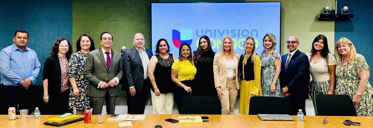 ConsulMexMia's tweet photo. Como parte de las acciones de #diplomaciapública que nuestro país realiza con destacadas personalidades de medios de comunicación, y sectores empresariales y políticos regionales, por invitación de @nmasunivision, el @ConsulMexMia participó en una mesa redonda para dar a conocer el trabajo consular que realizamos a favor de la comunidad mexicana en Florida.

A través de la Cónsul de Prensa, Medios y Asuntos Políticos @socohur, compartimos con los diferentes liderazgos la política exterior humanista, soberana y respetuosa que México promueve mediante el diálogo regional, la buena vecindad, colaboración y cooperación para el mayor desarrollo, bienestar y prosperidad de América del Norte🇲🇽🤝🇺🇸🇨🇦.