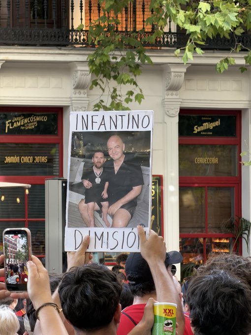 BallLiners's tweet photo. 🚨Spain fans mocking Messi and Infantino https://t.co/cbshfdbUBV