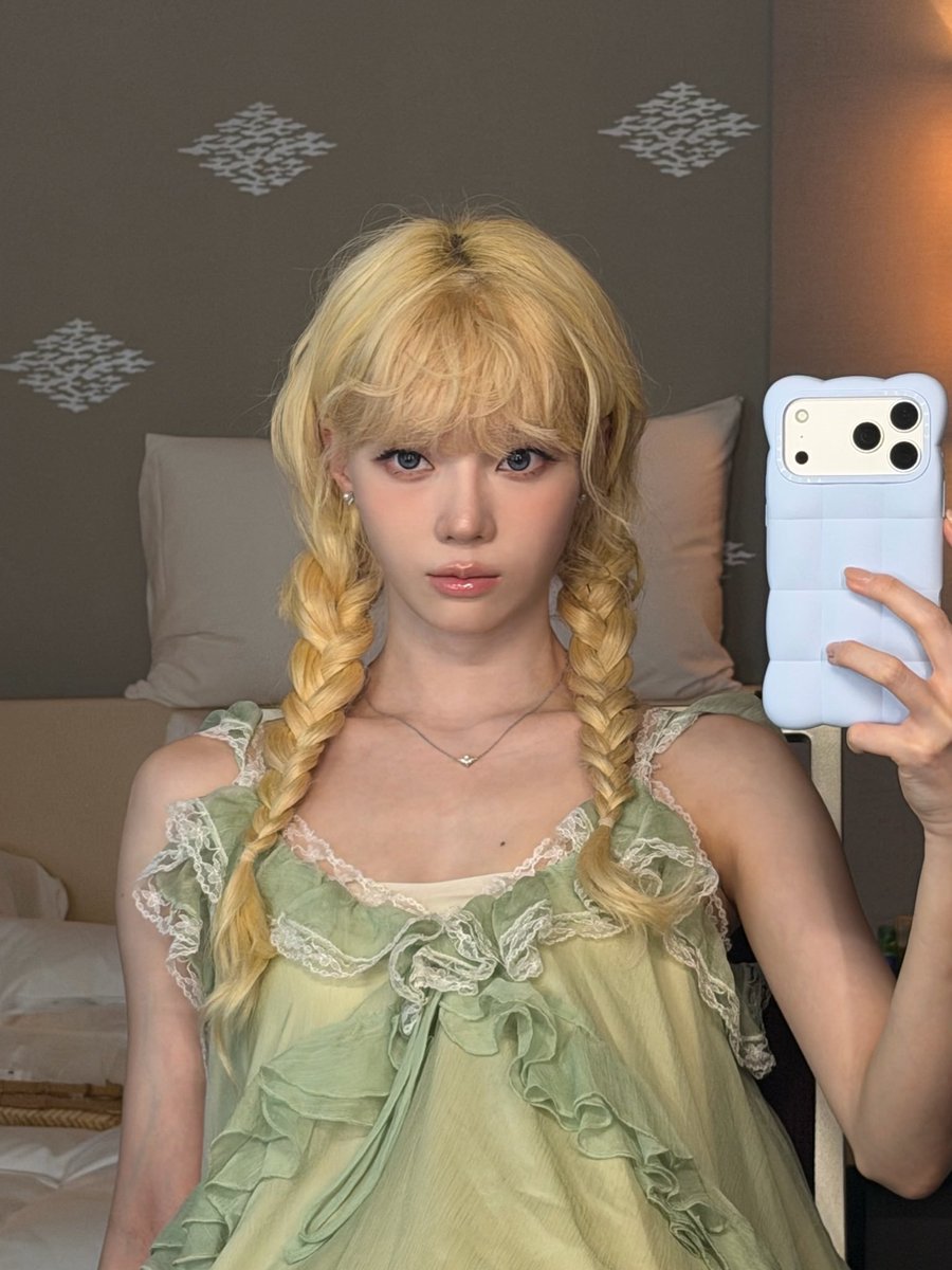 winteraphy's tweet photo. WINTER ig update!

Woahhh she looks like tinker bell 😭😭😭 🧚‍♀️🧚‍♀️ https://t.co/3njk86dZOd