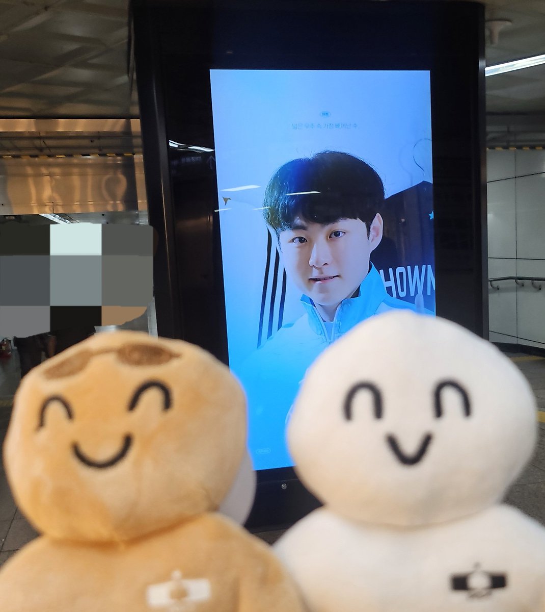 dkchicken722's tweet photo. 쇼메이커 선수 지하철 광고 보고왔어요! 
미지의 세계를 설명하는 허수처럼
쇼메이커 선수의 무한한 쇼가 영원하길•••

#넓은_우주_속_가장_빼어난_수
#ShowMaker https://t.co/SI8bhv6Kao