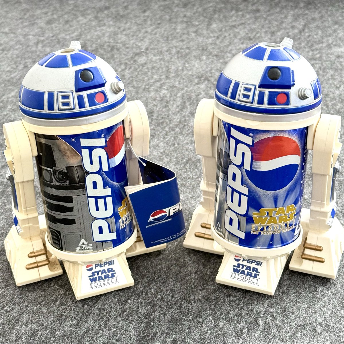 見覚えのない真っ白な箱が2つ。開けてみるとR2-D2のドリンクホルダーで