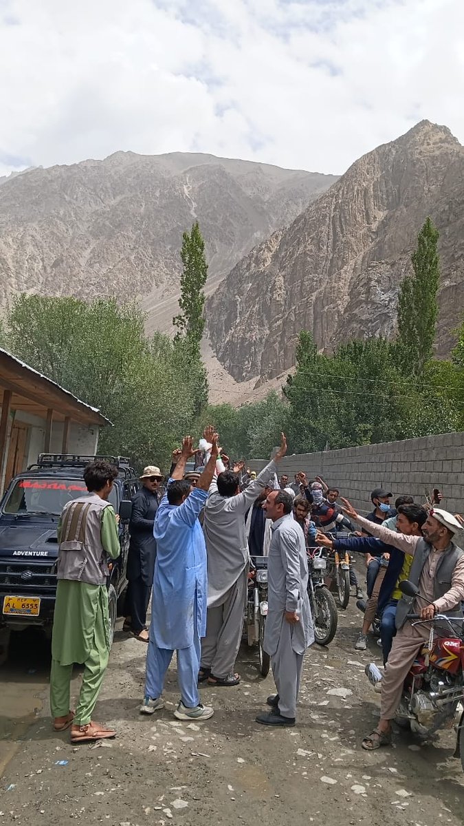 Mr__804's tweet photo. حکومتی بے حسی پر بونی ہیڈکوارٹر میں عوام کا عزم اور مضبوط!
4 دن کے لانگ مارچ اور بے شمار خطرات کا مقابلہ کرنے والے اپر چترال کے عوام اب حکومت کے ٹال مٹول کے رویے سے پیچھے ہٹنے والے نہیں ہیں۔
#ChitralLongMarch #ChitralProtest #MastujBrogholroad https://t.co/zzZEMDngxQ