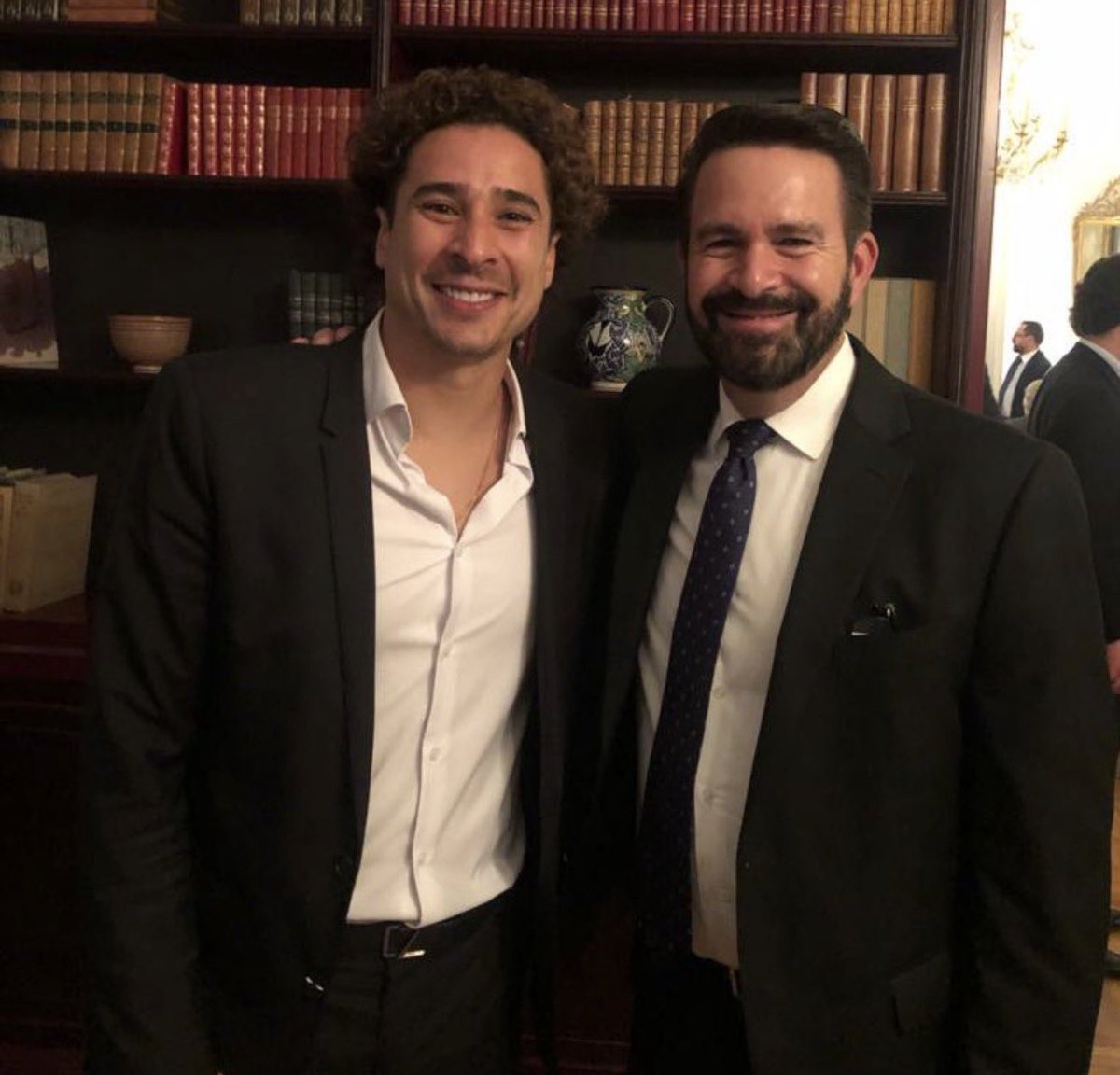 beltrandelrio's tweet photo. Memo Ochoa @yosoy8a cuelga los guantes como un grande. Portero histórico, fina persona, buen conversador, hombre de familia. Se le va a extrañar en las canchas. Le deseo todo el éxito en esta nueva etapa. Sí, ya sé: es americanista, pero nadie es perfecto 😉 https://t.co/GBFUeIoGdW