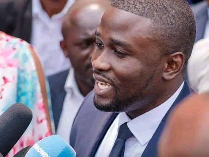 ACTUDIRECTDRC12's tweet photo. @sethkikuni Perreux qu'il est , il a fuis ce pays avec un discours creux, aujourd'hui il veut se faire un Nom derrière président @DSESANGA .  Même par magie,ce type n'a pas de conviction politique. L'avenir ns a donné raison,car il bouffe ds les poches de @PaulKagame https://t.co/r1b0rLHpV4