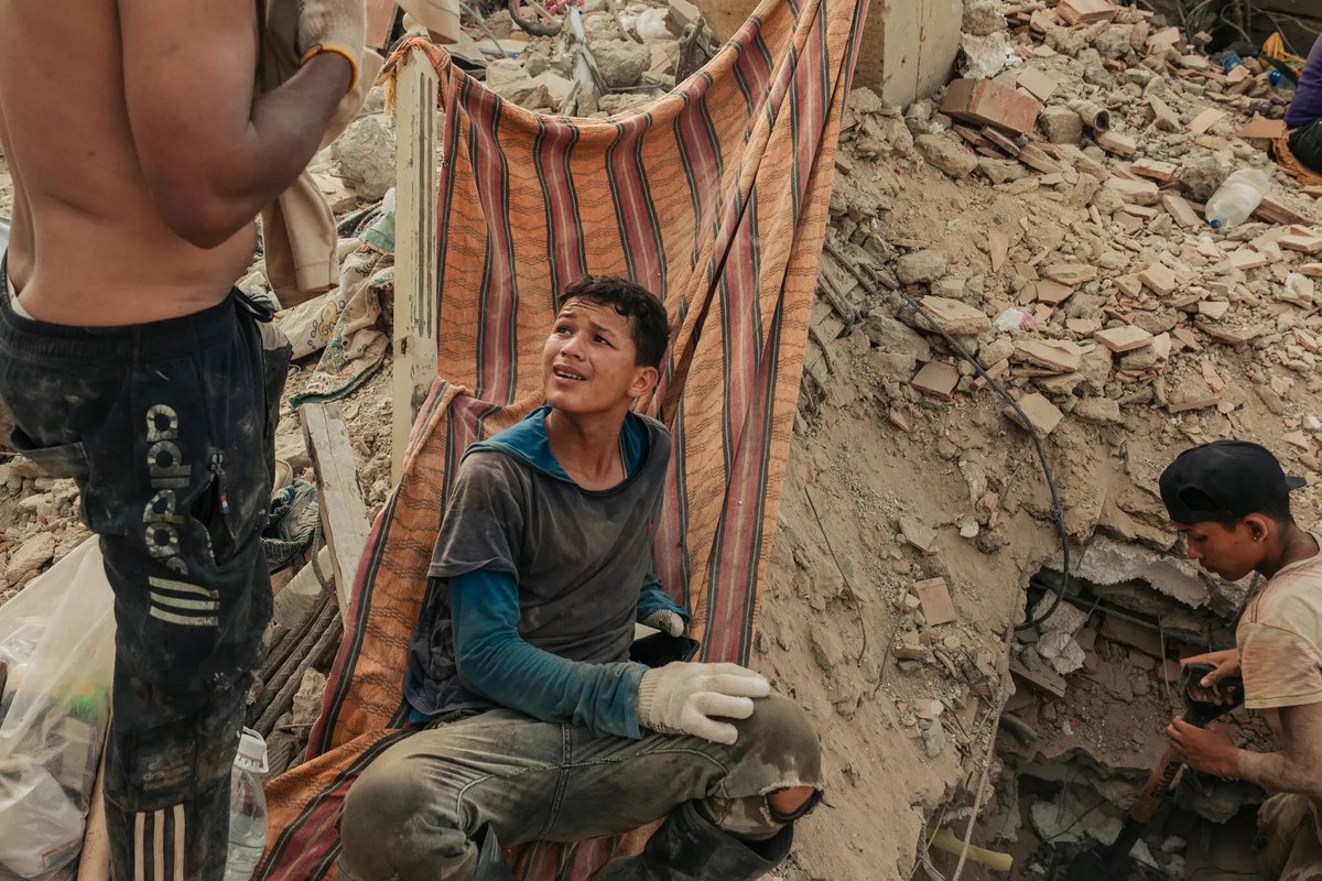 oscarfmurillo's tweet photo. Una historia escrita por @julieturkewitz con fotografías de Adriana Loureiro para el @nytimes: 

Winder Delfín, de 17 años, y su hermano Deivi, dos años menor, excavaron durante 26 días para encontrar los cuerpos de su madre, su hermano y su abuela debajo de los escombros en #LaGuaira. 
https://t.co/MyjHqfOZlQ