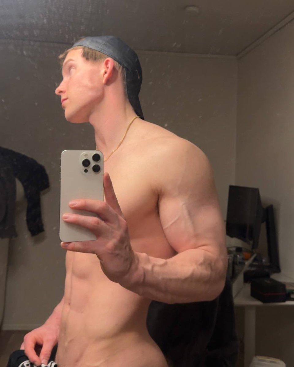 victoreidelifts's tweet photo. Do you want to find out which muscle my heart beats in?😏 https://t.co/y0Nmuuzqhe