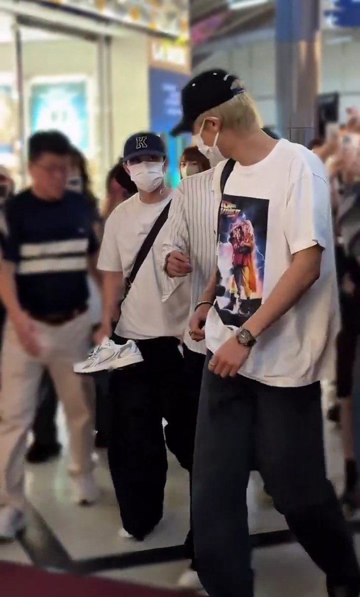 clairmerence's tweet photo. เอ็นดูตอนเงยหน้ามองชานยอลแล้วมือนึงถือรองเท้าข้างที่หลุดไว้อ่ะ ถ้าอยู่บนเวทีพี่ใส่ให้ละ 👀 https://t.co/yJ6Icf73Cd