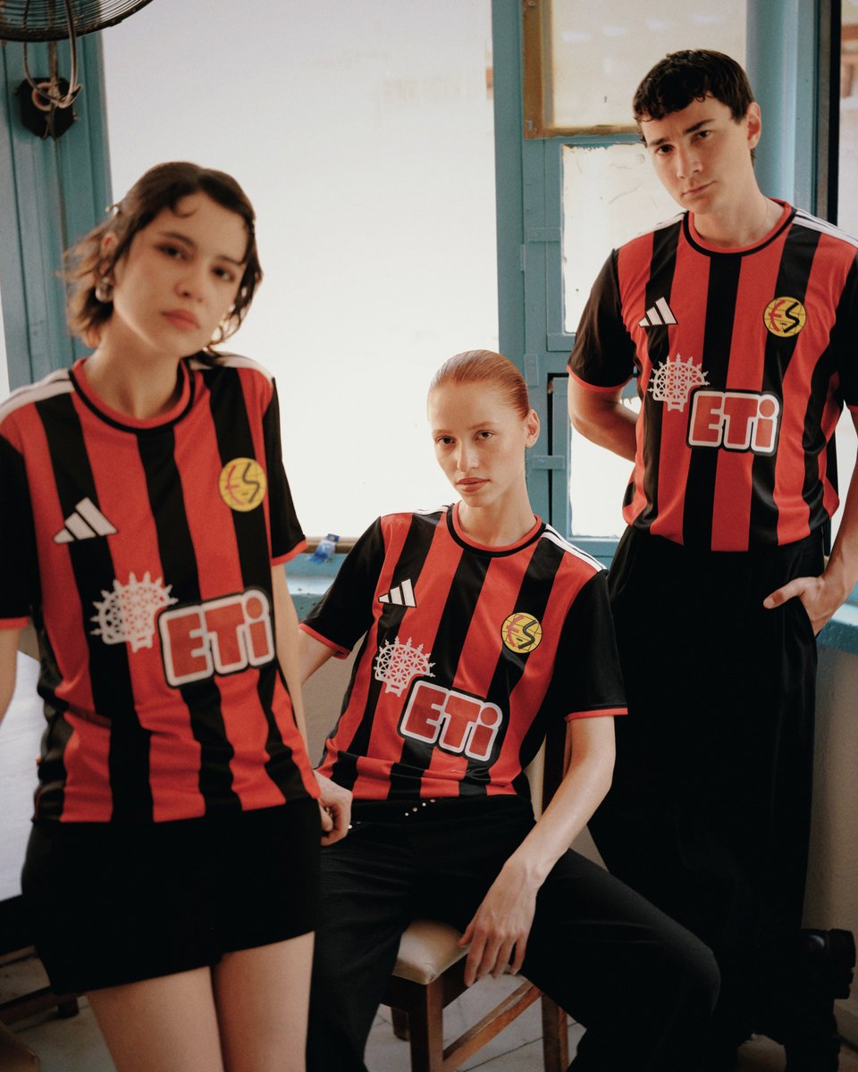 Eskisehirspor's tweet photo. ⚫️🔴 ÇUBUKLU FORMA

Her çizgisinde başka bir zafer, her parçasında aynı hırs…
Bazı formalar beraberinde bir kimlik taşır. İkon yine sahada.

2026-2027 sezonu ÇUBUKLU formamız huzurlarınızda. https://t.co/KoBgWjBmPc