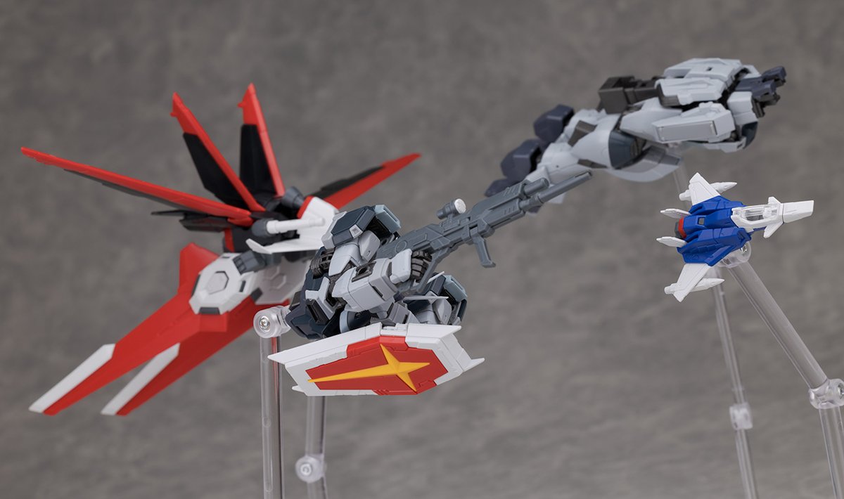 hoshimaruplamo's tweet photo. 「機動戦士ガンダムSEED DESTINY」よりRG フォースインパルス ディアクティブモードのレビューを公開しました。各所の装甲はグレー系のカラーに変更された他、関節周りはガンメタルに変更。武器やコアスプレンダーも変更されていますがノーマル版のパーツを流用できます。
https://t.co/cr6K8p2xrE https://t.co/wg5KptF6eE