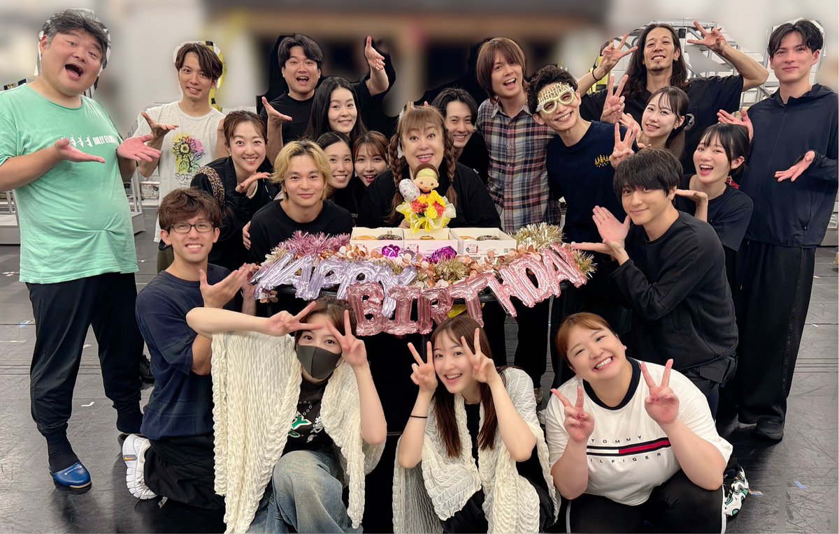 toho_stage's tweet photo. 👻 シアタークリエ8月公演
ミュージカル『#ゴースト』👻

本日❗️7月22日は‼️
オダ・メイ役 #森公美子 さんのお誕生日🎂✨
7月生まれの皆さんも一緒に、通し稽古前に
お祝いしました🍩🥳🥂

『GHOST』初演からカンパニーを照らし続けて
くださるクミさん💜今回、さらにパワーアップ
したオダ・メイをお楽しみに🔮🪅

https://t.co/loRpgEogBP

#コダメイ通信