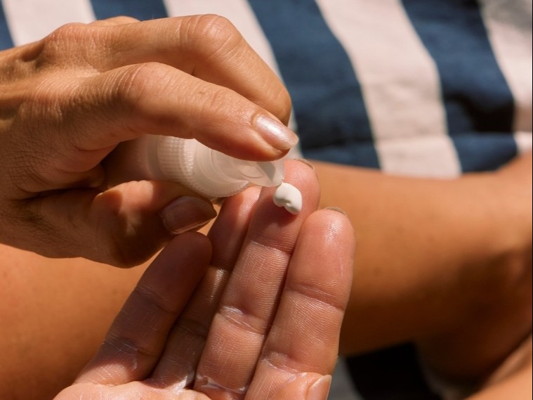 uihealthcare's tweet photo. Overwhelmed with too many sunscreen options? Look for these features before purchasing:

☀️Broad spectrum: Protects against both UVA and UVB rays

🧴SPF of 30 or higher

💦Water or sweat-resistant

Learn more: https://t.co/Raz50A9L42 https://t.co/XwtiRll9Kj