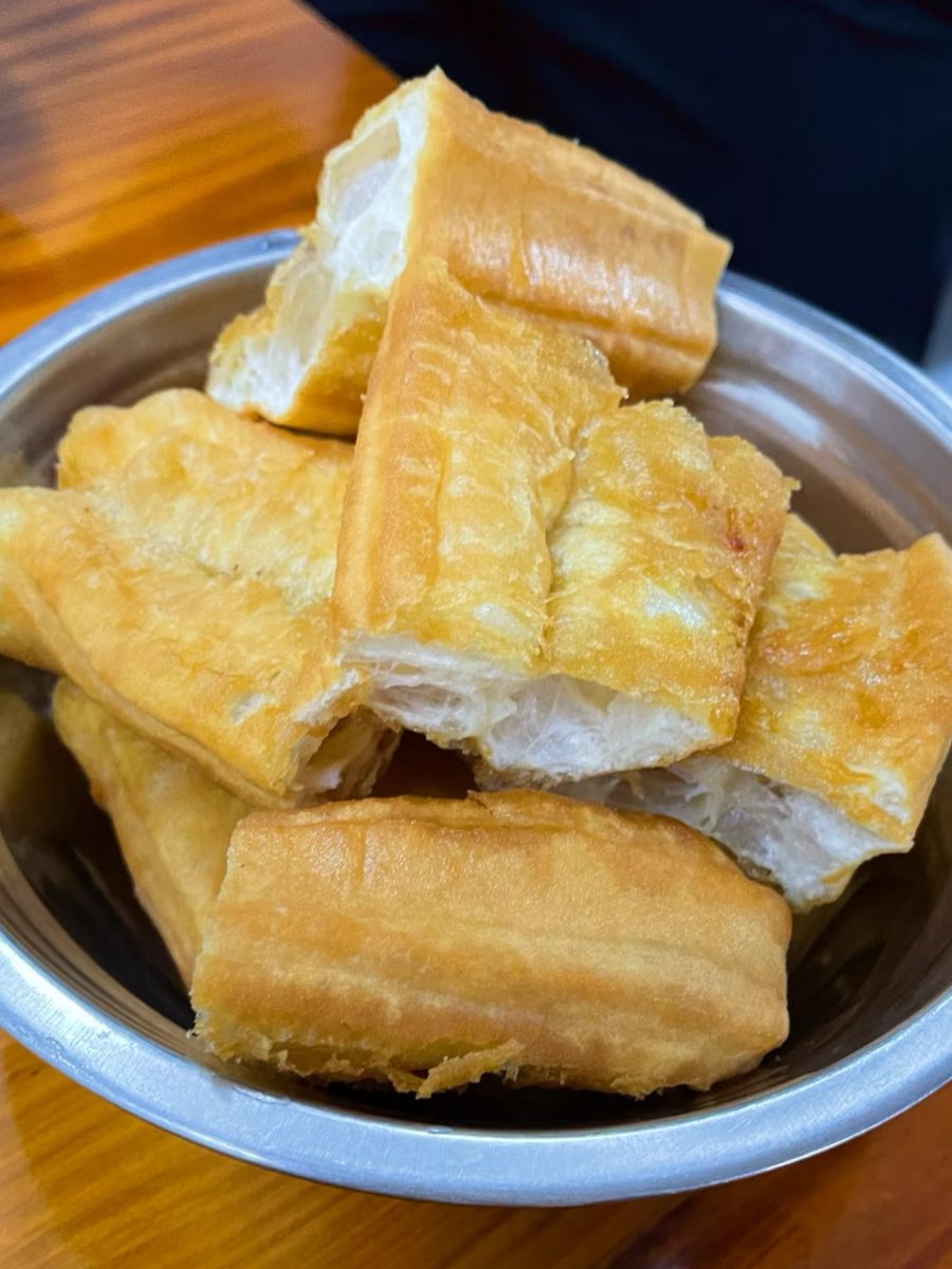 djfsilva555's tweet photo. Craving late-night street food Just grabbed a crispy fried dough stick, warm soy milk hits different  Perfect start to my day!， https://t.co/dAMjpN4Y1Z