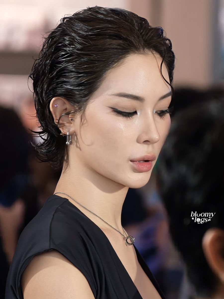JihyoRB's tweet photo. พี่โมยื่นเท้ามาได้เลยค่ะ พร้อมกราบ https://t.co/nbLOKFv1qU