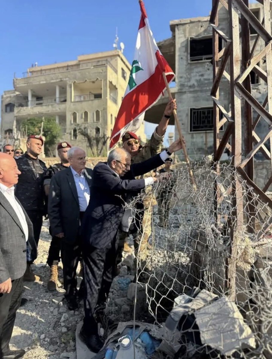 AChaarani's tweet photo. حراك رئيس الجمهورية ورئيس مجلس الوزراء يعكس تحرك الدولة السليم والصحيح من اجل تغيير واقع غير شرعي استمر سنين. 
خطوات جبارة من قبل الرئيسين سلام وعون لاستعادة الاراضي اللبنانية التي فقدت بعد ٨ تشرين الاول ٢٠٢٣. https://t.co/eNeSaXdYd2