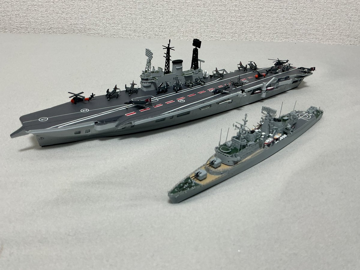 sssaso1107's tweet photo. Starling Models   HMS Kent (D12)
完成しました。
少々歪みが発生していましたがかなりクオリティの高い模型です。
これで空母アークロイヤル(Ⅳ)の艦隊ができるようになりました。 https://t.co/D9qWNoEqEH