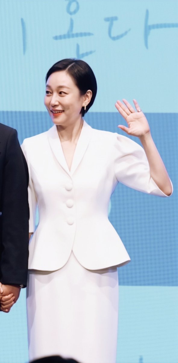 lovesjk_v's tweet photo. 大家需要跟这位姐姐举办婚礼所用到的人形立牌已经出现了： https://t.co/bfgMoKImuZ