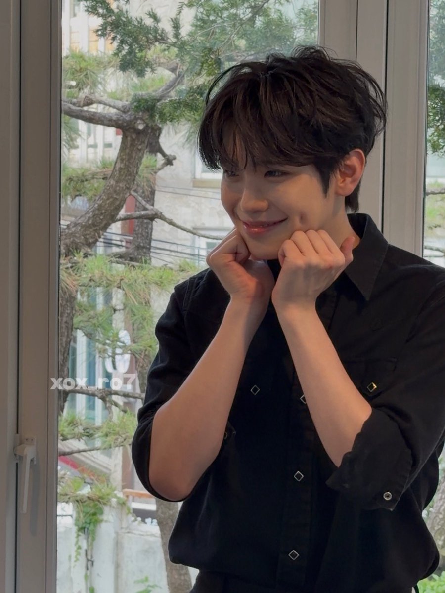 xox_ro7's tweet photo. 저 완전 사진찍으러 갈때 무조건 포토그레이에서 찍는거 아시는분 포토그레이 사진 완전 잘나오는거 아시는분 저 진짜 가요대전 썸머 가고싶은거 아시는분.. 제발 저 가요대전 가고싶어요... 저 지금 완전 탤랑맥스여서 태래보러 가야되는거 아시는분 제발 저를 썸머 가요대전에 보내주세요 급합니다🚨🚨
#포토그레이