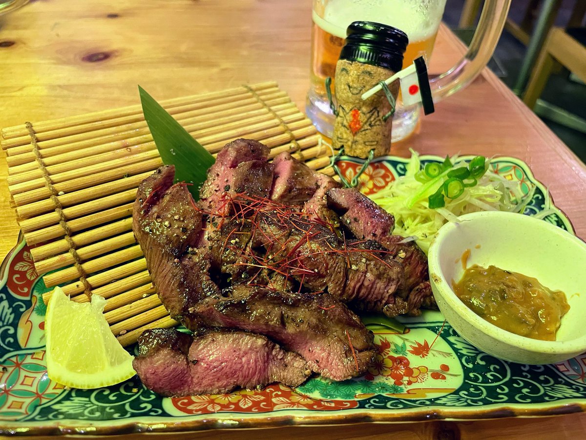 Winger2499's tweet photo. Ox tongue restaurant calls me
🐂ウシカイ🐂
「牛飼い」？おぉ、こんな都心に酪農家がいるのか？
…という好奇心から、飯田橋の「ウシカイ」にお邪魔しました😋 https://t.co/g4MSlbsS4b