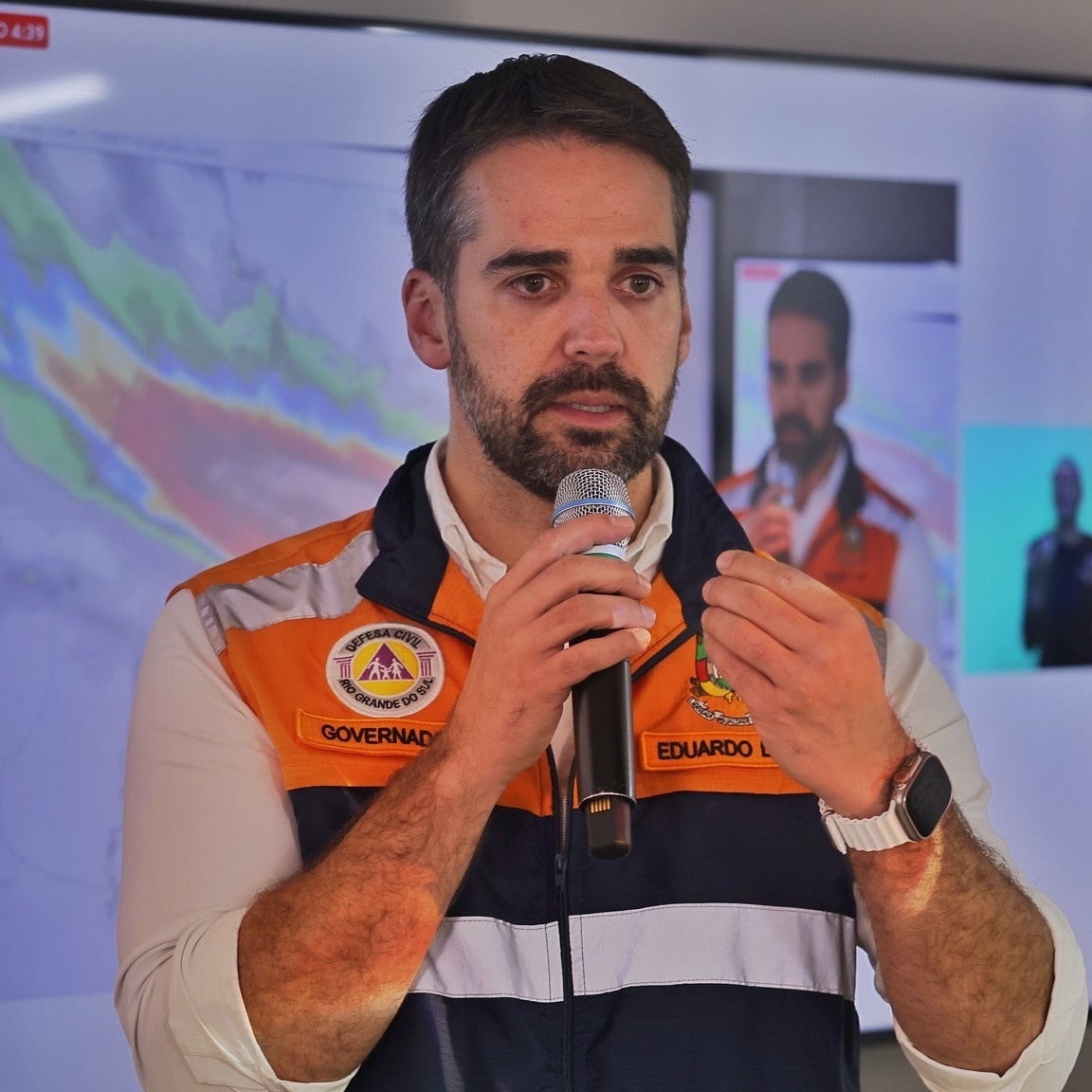 matheuspggomes's tweet photo. Ontem, às 23h, o governador Eduardo Leite garantiu que não teria risco de inundação no Vale do Taquari.

3 horas depois, a Defesa Civil alertou pra risco muito alto de inundação.

Enquanto o governador "tranquilizava" a população, o Rio subia. 

Quem viveu 2023 e 2024, sabe o que uma mudança dessas no meio da madrugada pode custar pra quem mora perto do Taquari.

E aí mora a gravidade: não é só uma previsão que Leite subestimou.

É a diferença entre uma família dormir tranquila achando que não tem perigo e a família ter que sair de casa correndo às pressas de madrugada.

Quem paga essa conta não é o governador. É o povo gaúcho, é quem mora à beira do rio, é quem já perdeu casa, é quem já perdeu gente.

Depois de tudo que esse estado passou, isso é inaceitável. O governador Eduardo Leite não tem o direito de errar quando se trata de alertas climáticos.

A previsão atual é de que o Rio Taquari atinja 24 metros, num cenário bastante preocupante para a região. Entretanto, não há previsão, nem da Defesa Civil e nem de outros órgãos, que aponte um cenário próximo dos piores momentos de 2023 ou 2024.

Em Porto Alegre e na Região Metropolitana, a água deve chegar nos próximos dias, enquanto o nível do Guaíba é baixo e se mantém estável, mas deve registrar elevações.

Como faço desde o primeiro dia em que entrei na Assembleia Legislativa, seguirei lutando para que o RS decrete o Estado de Emergência Climática Permanente, planos de contingência sejam consolidados e que a falta de alertas e a confusão de informações não sejam uma rotina.