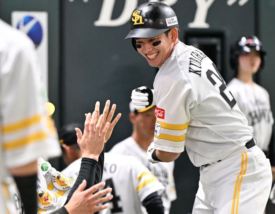 nishispo_hawks's tweet photo. ソフトバンク打線が26安打22得点の大爆発！！

栗原陵矢選手が5安打5打点2本塁打で今季30発に王手

#sbhawks
▼記事はこちらから▼
https://t.co/pi97FydTIT https://t.co/4EtlWkVdLV