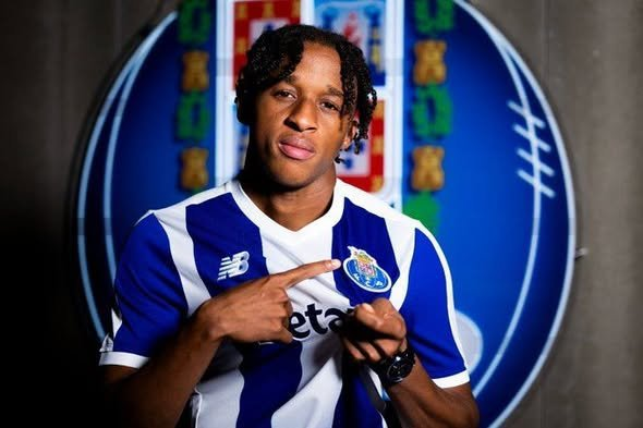CabineSport's tweet photo. Villas-Boas nega fraude na idade de Cardoso Varela

"Toda a gente sabe perfeitamente de onde vêm essas notícias. O Cardoso Varela, pelo histórico da sua saída do FC Porto, a forma como se sucedeu, o assédio indevido a um jovem, à sua família, através de sonhos falsos. Poderão facilmente perceber de onde é que vêm determinadas notícias compradas e projetadas para terem maior alcance. Sabemos perfeitamente de onde é que vêm. Nós estamos totalmente do lado do atleta.

Estamos muito orgulhosos de o ter trazido de volta, principalmente pela história triste de que já foi acusado, nomeadamente também na sua saída da Croácia. O FC Porto também, pelo mesmo agente, quando saiu do FC Porto, dizendo que o FC Porto assediava e intimidava o pai do atleta e o jogador.

O atleta é um cidadão português, com um passaporte português, representou a Seleção Nacional, representou o FC Porto e estamos muito orgulhosos de o ter trazido de volta, principalmente pela história triste de que já foi acusado, nomeadamente também na sua saída da Croácia.

Recordo também que um compromisso feito entre atleta e ex-agente haveria umas faturas da escola e educação do atleta Cardoso Varela que estão a por pagar e que o FC Porto vai assumir. E portanto, sabemos perfeitamente de onde é que vêm essas notícias e não estamos minimamente preocupados com elas."