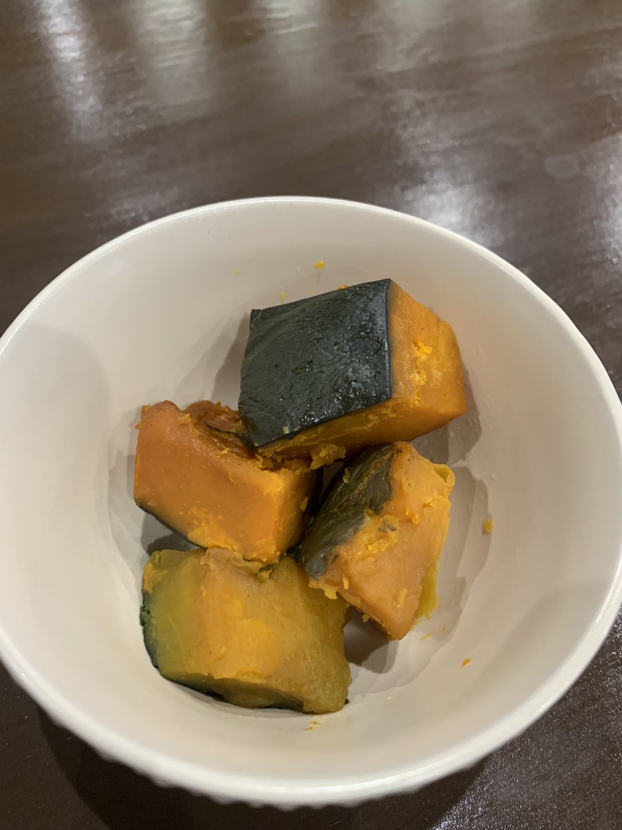 hiro41778's tweet photo. ピーマンの肉詰め自分で作ろうとして肉の比率間違えて肉包みになってもうた
右はスタッフがちゃんとこういうのも食べろって作ったやつもろた https://t.co/QxPiDIUSLL
