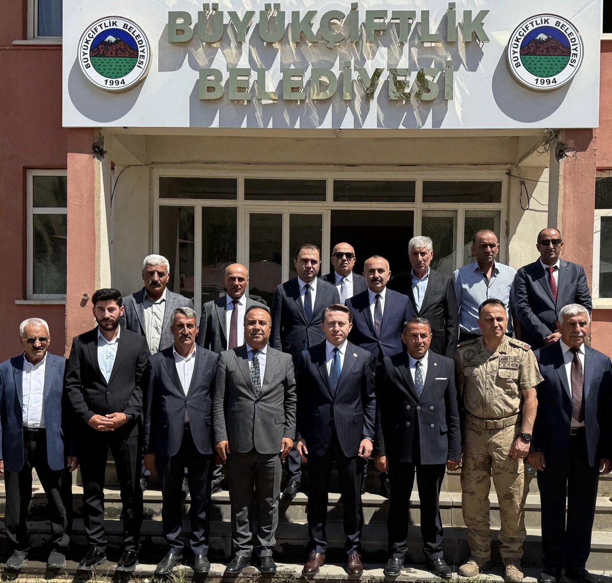 TCyuksekova's tweet photo. Kaymakam Volkan Hülür, Büyükçiftlik Belde Belediye Başkanı Çayan Çiçek’i ziyaret etti.

Kaymakam Hülür, kendilerine misafirperverliklerinden dolayı teşekkür ederek çalışmalarında başarılar diledi. https://t.co/VIazk64ldW
