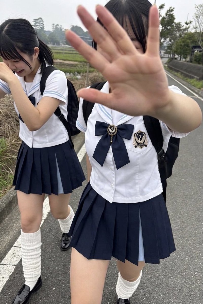 loose69socks's tweet photo. 琉羽鶴学園生を発見‼️
撮ろうとしたら、全力でカメラを隠されました。笑

でも制服姿はしっかり目立ってます。
放課後の何気ない一コマです。

#瑠羽鶴学園
#ルーズソックス
#瑠羽鶴ソックス https://t.co/H9Prc6Avm9