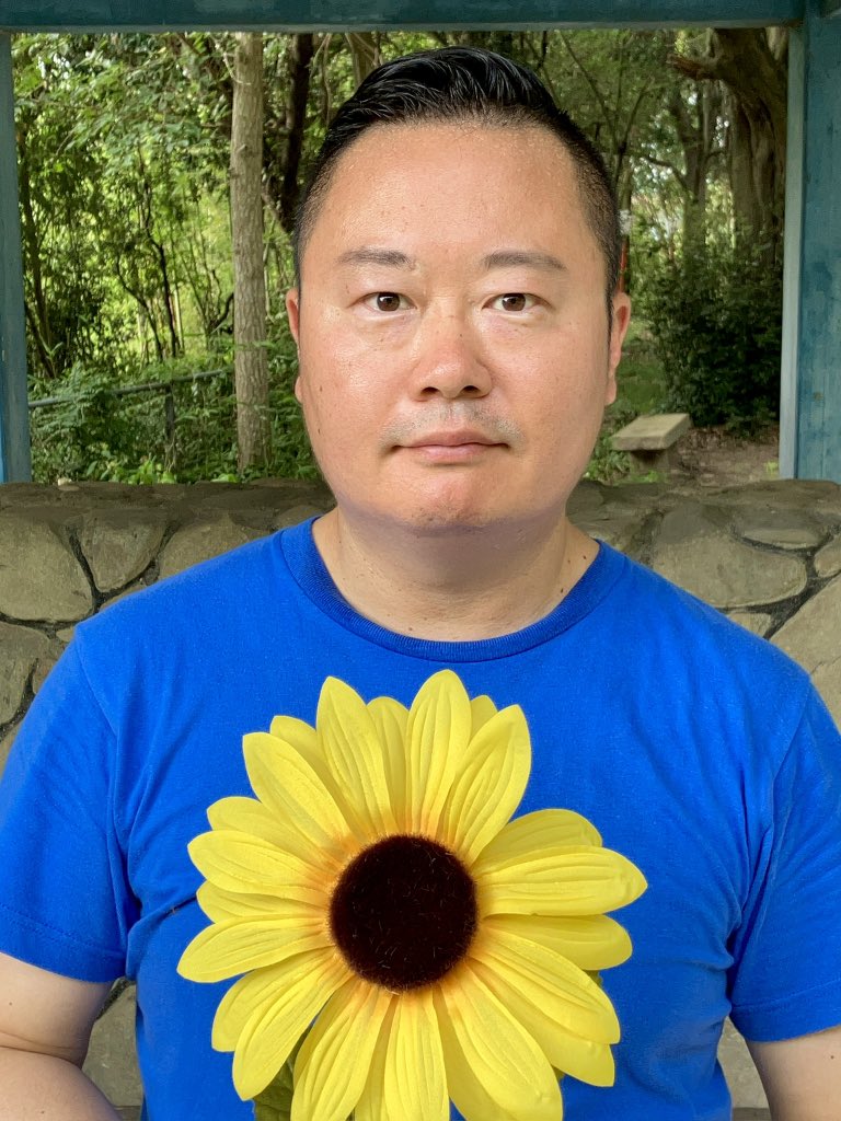 bananacomunity's tweet photo. 先日、ひまわりを持って撮影会����🌻✨

暑かった〜☀️🥵😅💦

散歩で横を歩いていた、おばちゃんやおじいちゃん達の「あのおっさん何やってるの？😒😑」的な冷たい視線をビンビン感じながら撮影しました‼️🤣💦💦💦 https://t.co/xMyMHatuDc