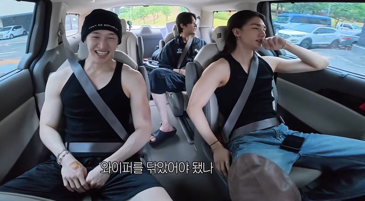 csnjwy's tweet photo. why are they all manSPREADING???? https://t.co/QmInvqvYVS