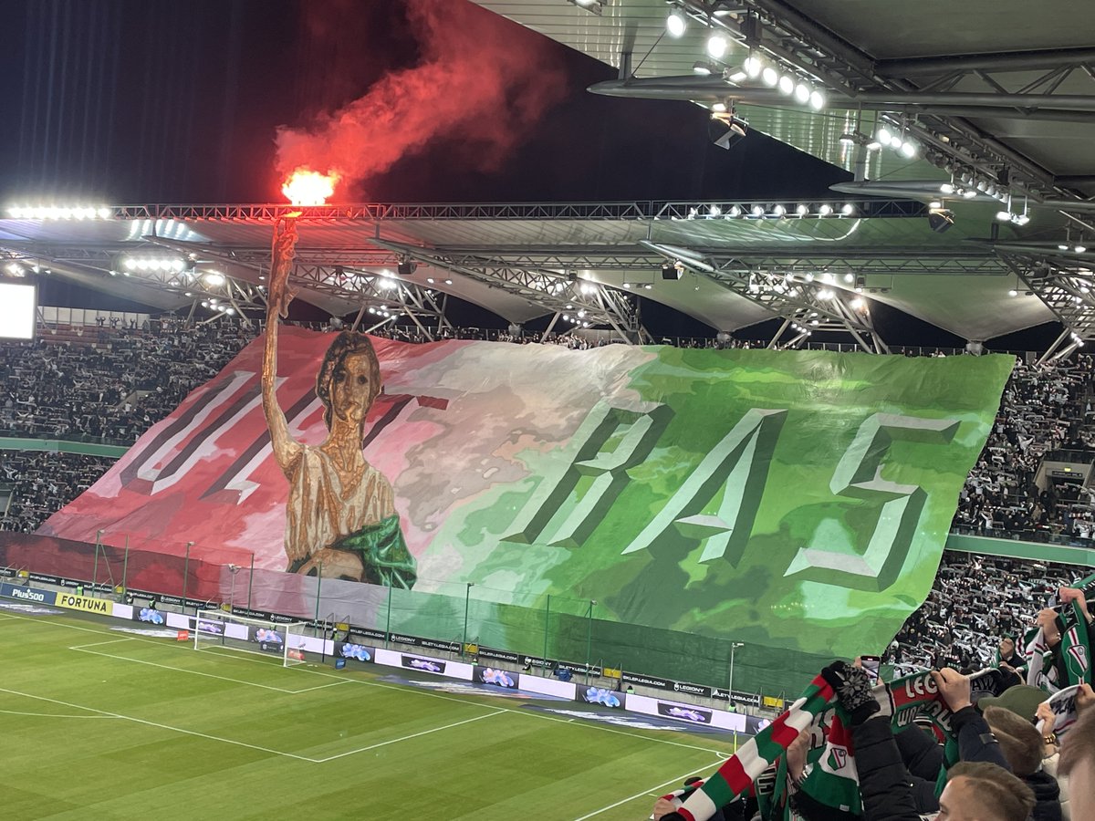 GroundhoppingT's tweet photo. Europas største derbykampe nærmer sig! 🚨

Der er intet, der kan sammenlignes med stemningen til en derbykamp, hvor lokale rivaliseringer når deres højdepunkt, på et pakket stadion der er helt elektrisk 🔥

​Vi har samlet de vildeste derbykampe rundt omkring i Europa i den kommende sæson, og vi forstår, hvis det er svært at vælge den helt rigtige kamp. For sikke et udvalg af store kampe med intens stemning på stadion 🏟

Se hele den kommende sæsons derbyrejser her 👇

https://t.co/hTdKaX5zJw