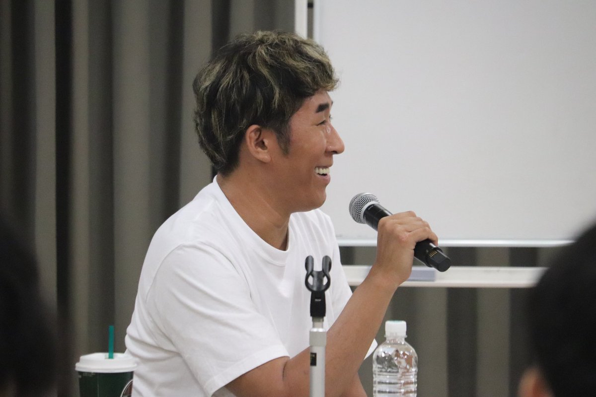yca_yoshimoto's tweet photo. 🟢本日のYCA大阪校📣

🏫#麒麟田村 講師による
　 【コミュニケーション講座】でした！

毎年恒例になってきました
田村さんに自分の好きなものを
プレゼンする授業です💕
自分や他の人の好きなものは
モノづくりのヒントになります💡
皆さんの熱量に田村さんが
一人一人深堀りしてくださいました❤️‍🔥 https://t.co/oqkTQpO7Kf